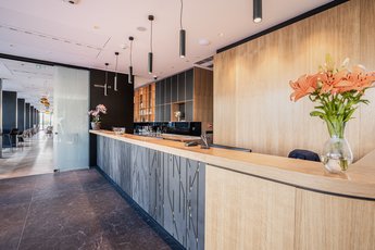 EA Congress hotel Aldis - стойка регистрации отеля
