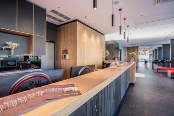 EA Congress hotel Aldis - стойка регистрации отеля