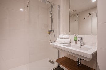 EA Congress hotel Aldis - двухместный номер, ванная комната